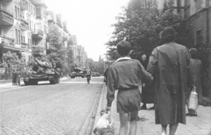 Poznański Czerwiec 1956. Jedna z poznańskich ulic tuż po "czarnym czwartku". źródło: zbiory Instytutu Pamięci Narodowej